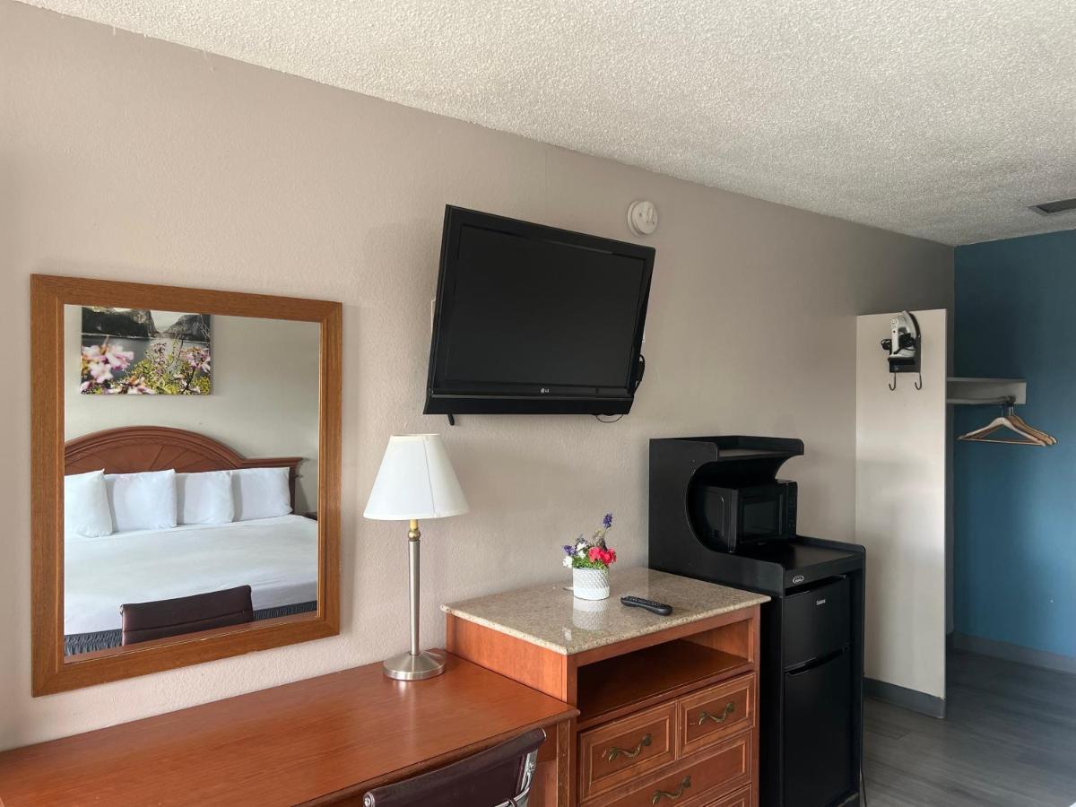 University Inn Chico Hotel 2*